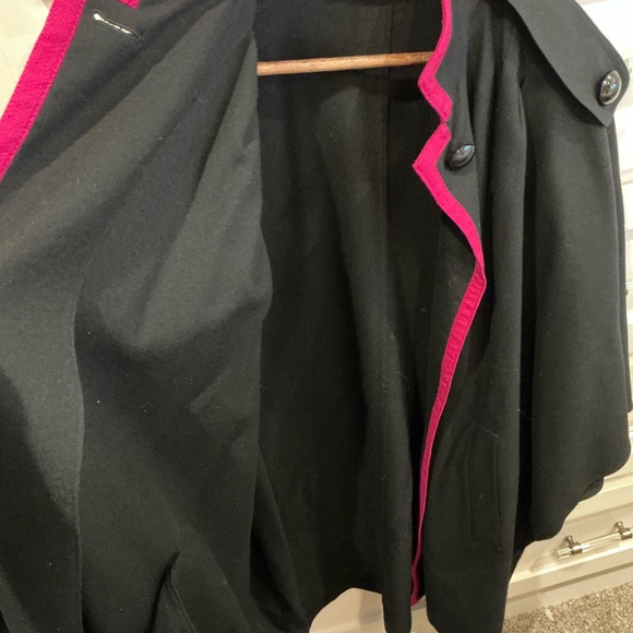 Louis Feraud Elegant Black Cape with Vibrant Pink Accent - Picture 8 of 15